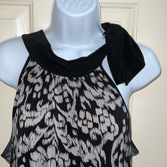 Cute Blouse. Tie around Neck - Picture 2 of 8